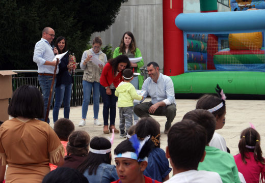 O alcalde e a concelleira de Educación asisten á festa do Summer Camp